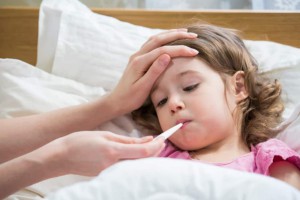 8 cách giúp hạ sốt an toàn cho trẻ